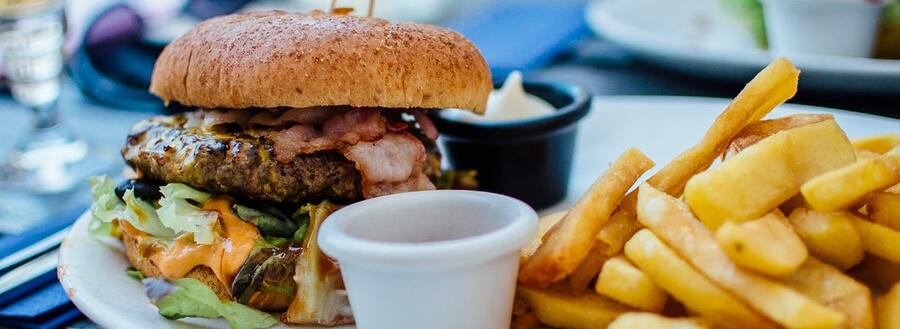 Hamburger und Pommes